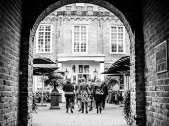 Gasten lopen naar feesten in Henkenshage