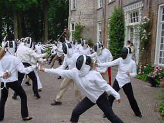 Bedrijfsuitjes op het kasteel, zoals een workshop schermen op het terras